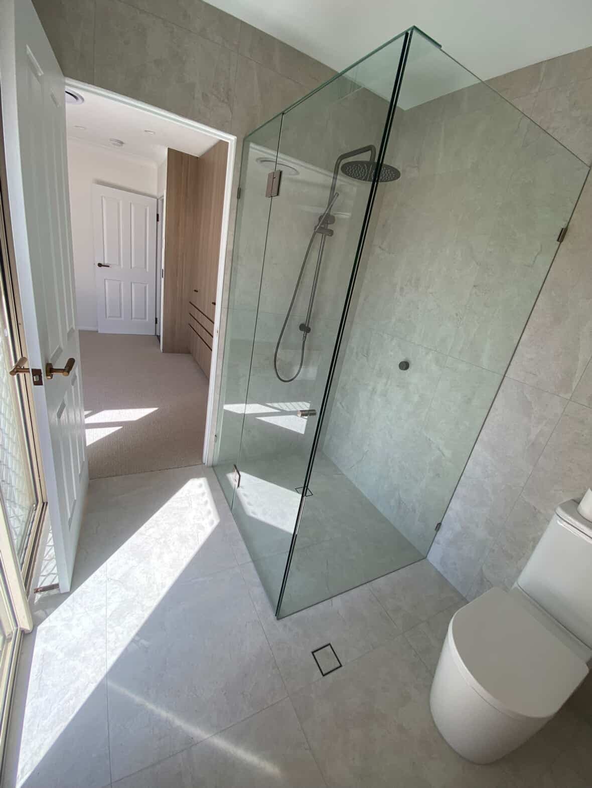 Freestanding bath tiling